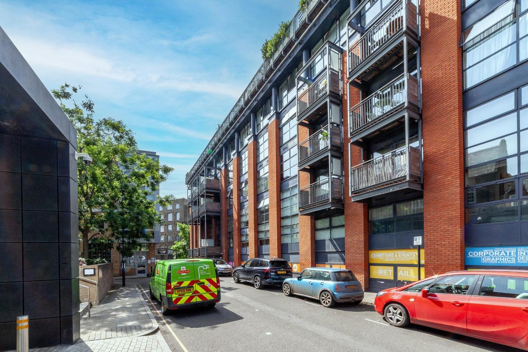 A Stylish Newly Refurbished Flat With Access Londra