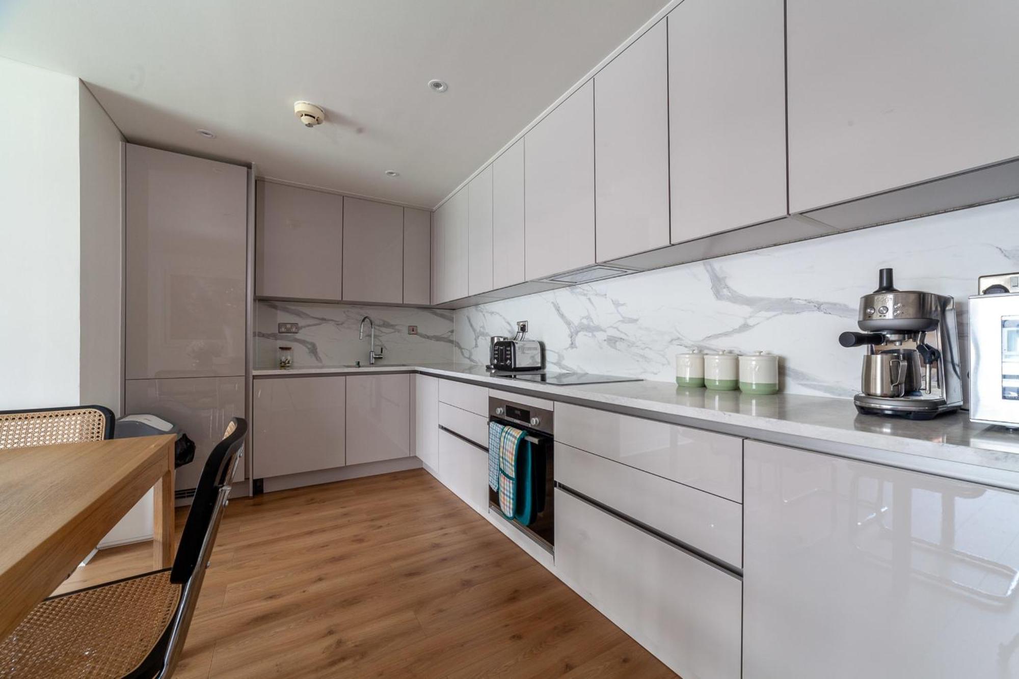 A Stylish Newly Refurbished Flat With Access Londra