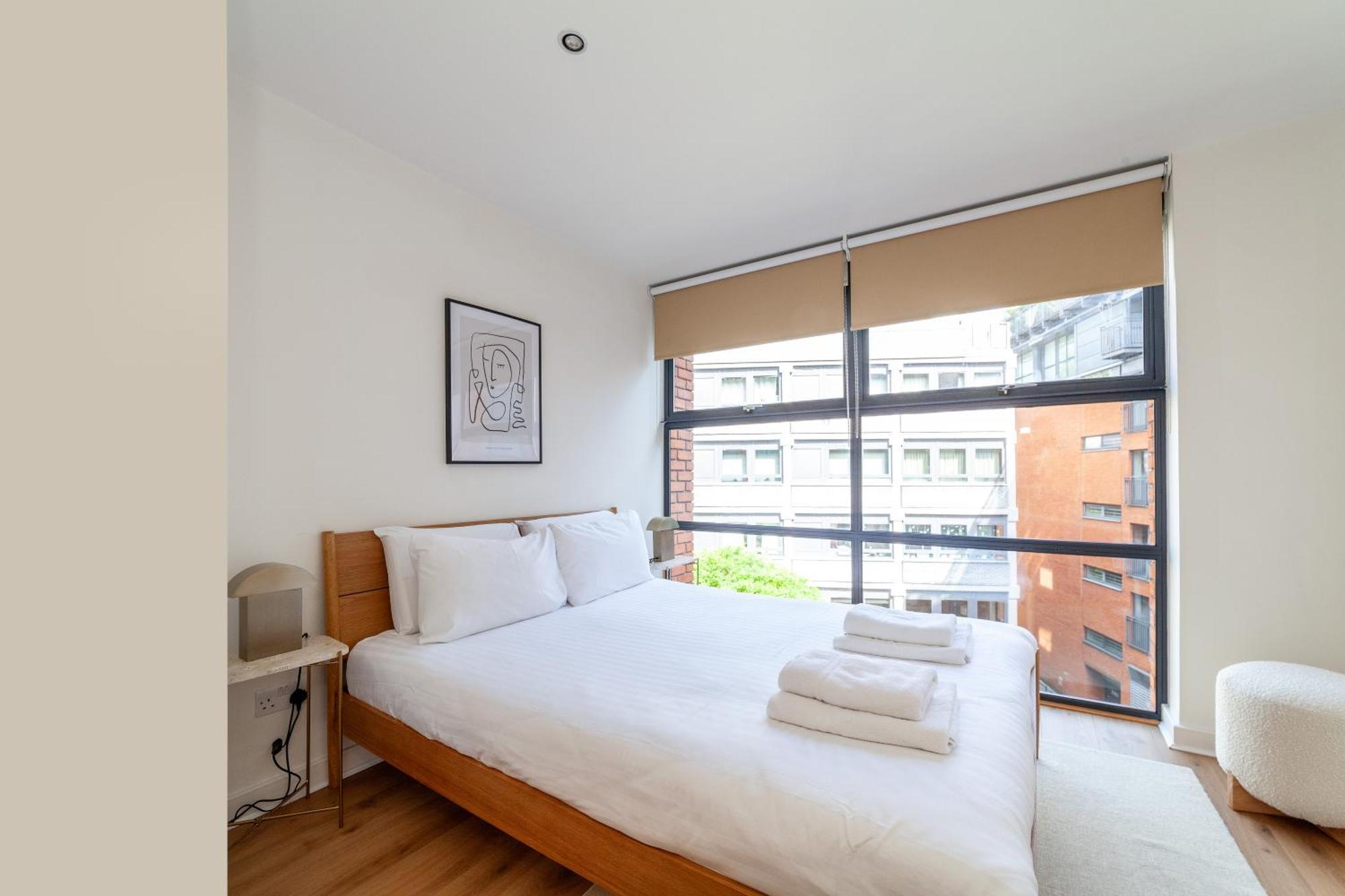 A Stylish Newly Refurbished Flat With Access * Londra