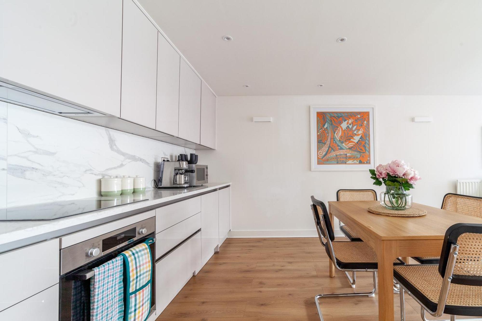 A Stylish Newly Refurbished Flat With Access Londra